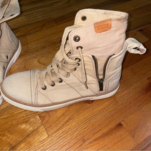 Levi’s size ten canvas sneakers. - Picture 2 of 6